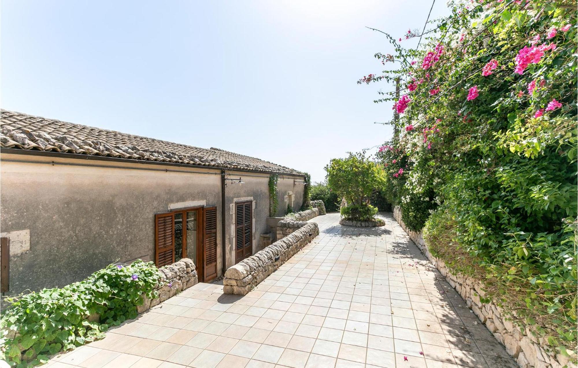 Cozy Home In Ragusa With Kitchen Camemi Exteriör bild